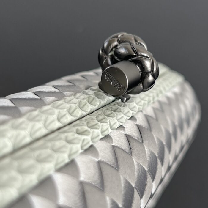 보테가베네타 놋 717622 라이트 그레이 실크 명주 8651 레플리카 미러급 SA급 S급 고퀄리티 최상급 하이엔드 파우치백 가방 [여성] 8