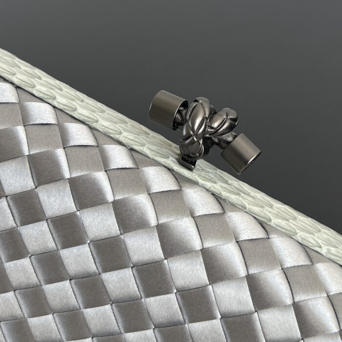 보테가베네타 놋 717622 라이트 그레이 실크 명주 8651 레플리카 미러급 SA급 S급 고퀄리티 최상급 하이엔드 파우치백 가방 [여성] 7