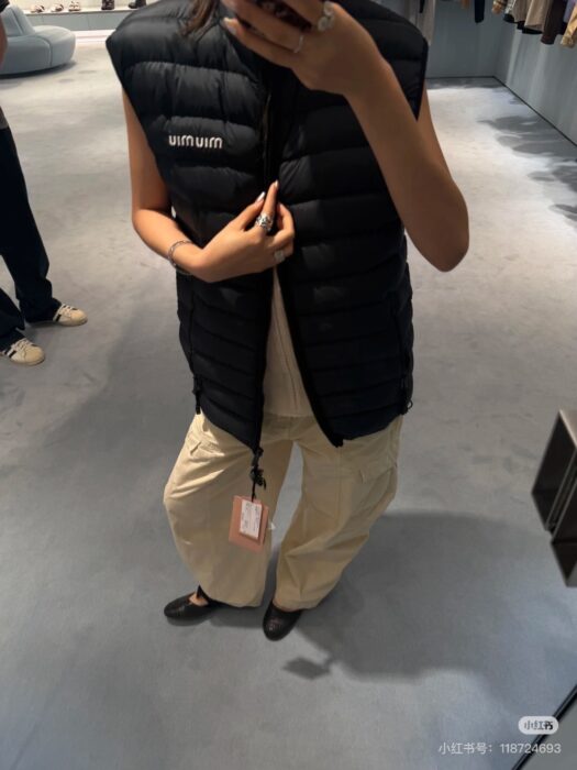 미우미우 라이트 퐁제 다운 베스트 레플리카 미러급 SA급 S급 고퀄리티 하이엔드 최상급 의류 [여성] 15