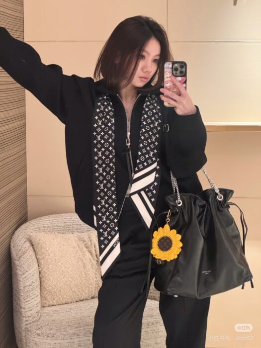 루이비통 모노그램 스카프 지퍼 후드 레플리카 미러급 SA급 S급 고퀄리티 하이엔드 최상급 의류 [여성] 15