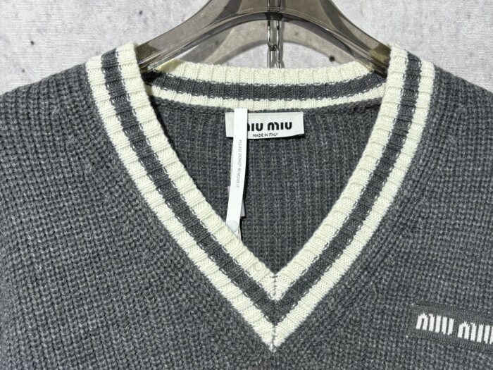 미우미우 모노그램 양털 V넥 배색 니트 그레이 레플리카 미러급 SA급 S급 고퀄리티 하이엔드 최상급 의류 [남성여성공용] 9