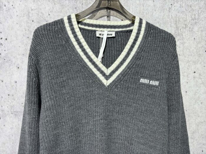 미우미우 모노그램 양털 V넥 배색 니트 그레이 레플리카 미러급 SA급 S급 고퀄리티 하이엔드 최상급 의류 [남성여성공용] 5