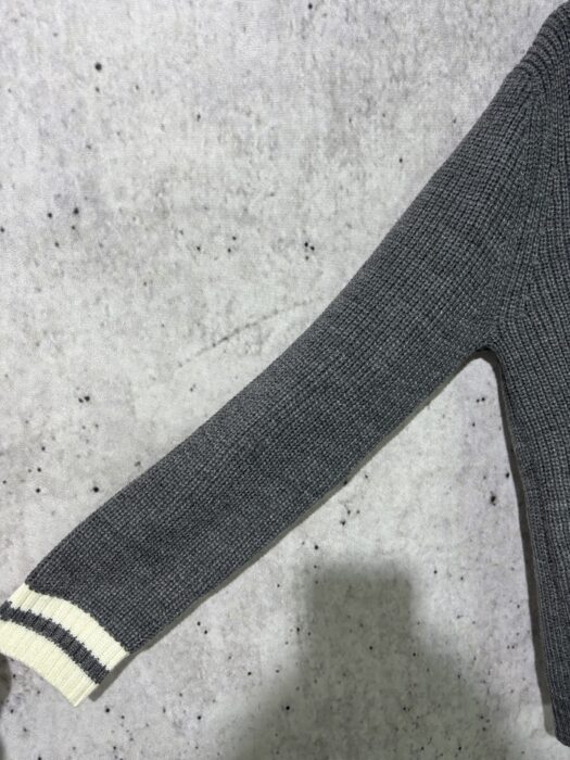 미우미우 모노그램 양털 V넥 배색 니트 그레이 레플리카 미러급 SA급 S급 고퀄리티 하이엔드 최상급 의류 [남성여성공용] 10