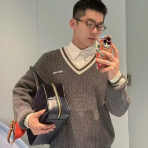 미우미우 모노그램 양털 V넥 배색 니트 그레이 레플리카 미러급 SA급 S급 고퀄리티 하이엔드 최상급 의류 [남성여성공용]