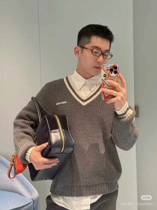 미우미우 모노그램 양털 V넥 배색 니트 그레이 레플리카 미러급 SA급 S급 고퀄리티 하이엔드 최상급 의류 [남성여성공용]