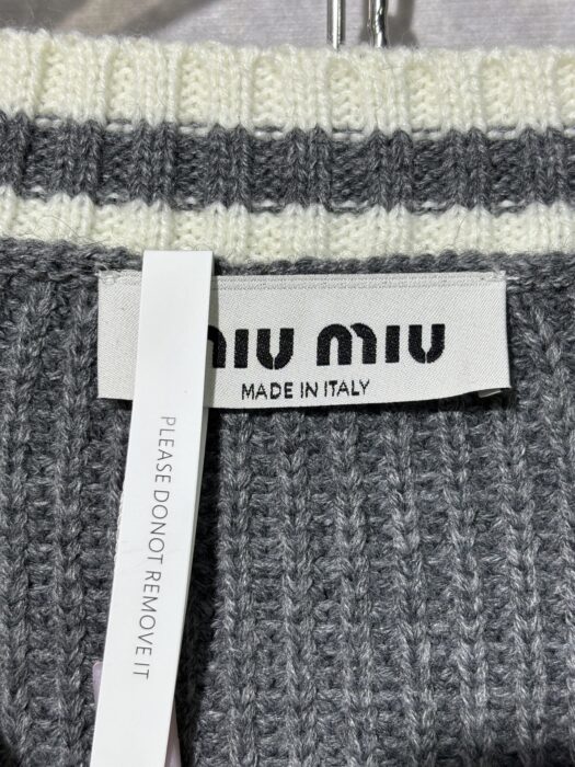 미우미우 모노그램 양털 V넥 배색 니트 그레이 레플리카 미러급 SA급 S급 고퀄리티 하이엔드 최상급 의류 [남성여성공용] 13