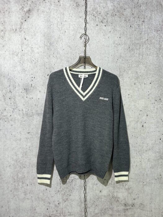 미우미우 모노그램 양털 V넥 배색 니트 그레이 레플리카 미러급 SA급 S급 고퀄리티 하이엔드 최상급 의류 [남성여성공용] 3
