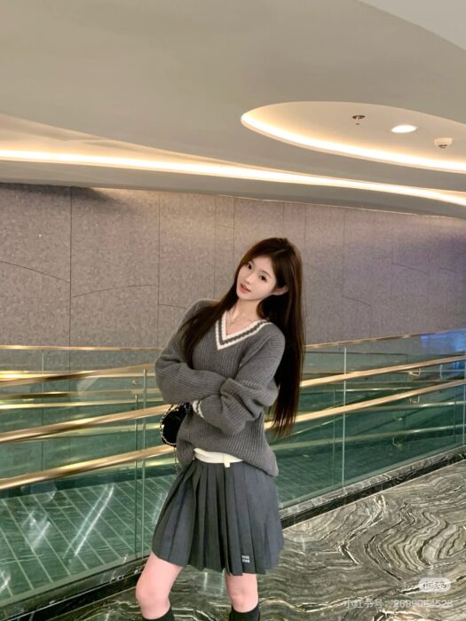 미우미우 모노그램 양털 V넥 배색 니트 그레이 레플리카 미러급 SA급 S급 고퀄리티 하이엔드 최상급 의류 [남성여성공용] 2