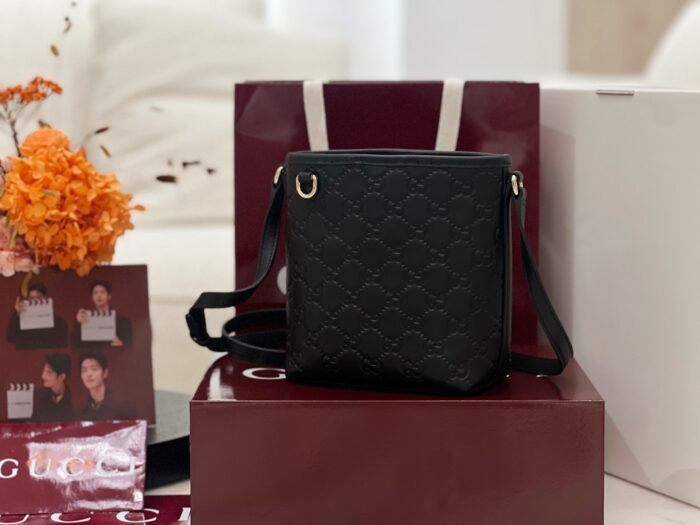 구찌 GG 엠블럼 나노 버킷백 847090 블랙 GG 레더 크로스백 레플리카 미러급 SA급 S급 고퀄리티 최상급 하이엔드 가방 [여성]