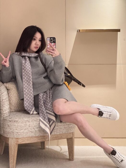 루이비통 모노그램 스카프 스웨트셔츠 레플리카 미러급 SA급 S급 고퀄리티 하이엔드 최상급 의류 [여성] 2