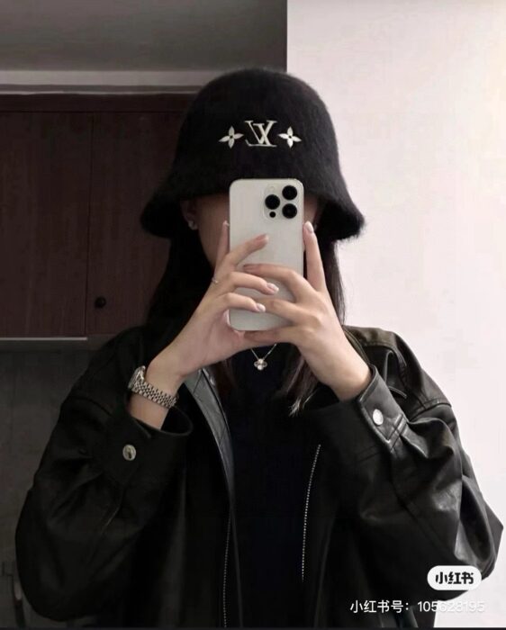 루이비통 로고 자수 털 모자 버킷햇 블랙 레플리카 미러급 SA급 S급 고퀄리티 최상급 하이엔드  [여성]