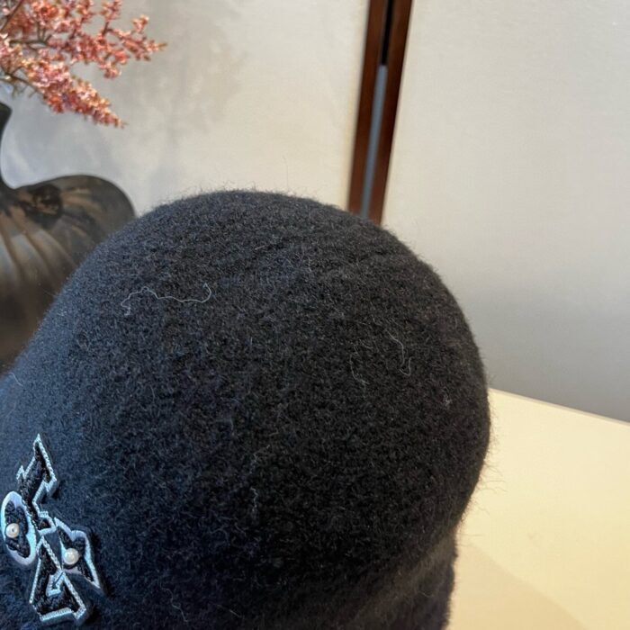 루이비통 LV 로고 패치 양털 모자 블랙 레플리카 미러급 SA급 S급 고퀄리티 최상급 하이엔드  [여성] 6