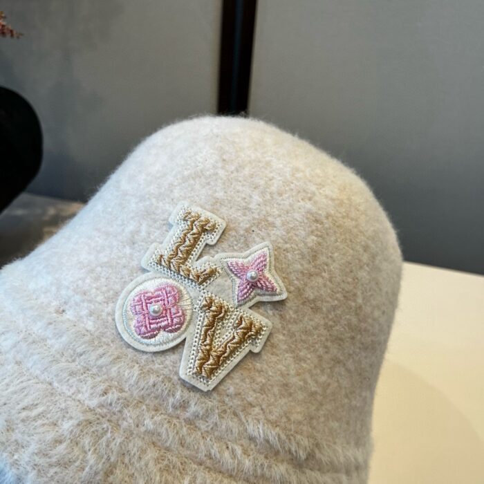 루이비통 LV 로고 패치 양털 모자 화이트 레플리카 미러급 SA급 S급 고퀄리티 최상급 하이엔드 [여성] 6