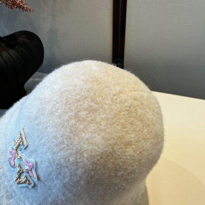 루이비통 LV 로고 패치 양털 모자 화이트 레플리카 미러급 SA급 S급 고퀄리티 최상급 하이엔드 [여성] 7