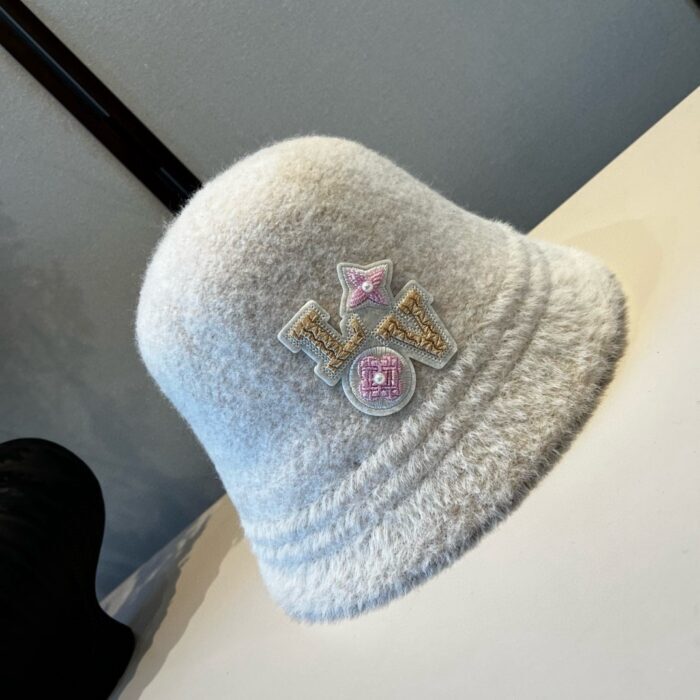 루이비통 LV 로고 패치 양털 모자 화이트 레플리카 미러급 SA급 S급 고퀄리티 최상급 하이엔드 [여성] 3