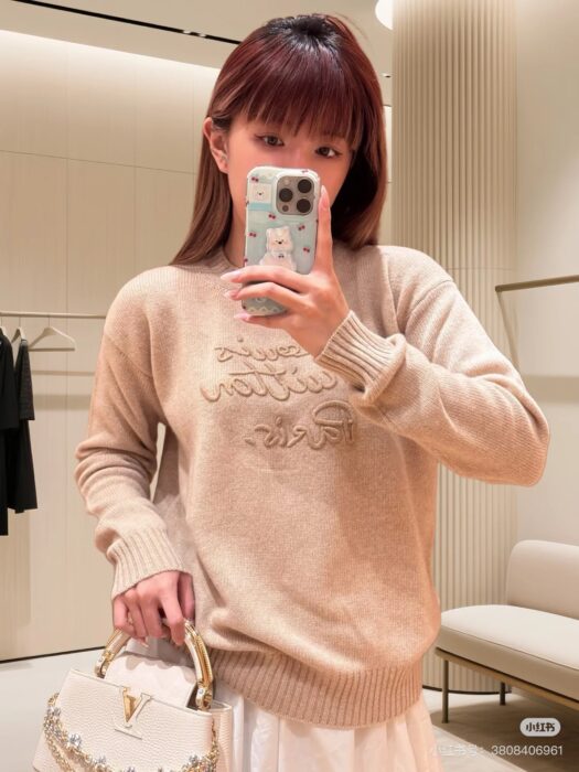 루이비통 커시브 시그니처 풀오버 레플리카 미러급 SA급 S급 고퀄리티 하이엔드 최상급 의류 [여성] 4