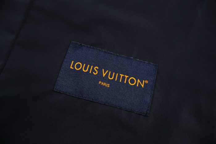 루이비통 로고 자수 퀼팅 코튼 자켓 네이비 레플리카 미러급 SA급 S급 고퀄리티 하이엔드 최상급 의류 [남성여성공용] 10