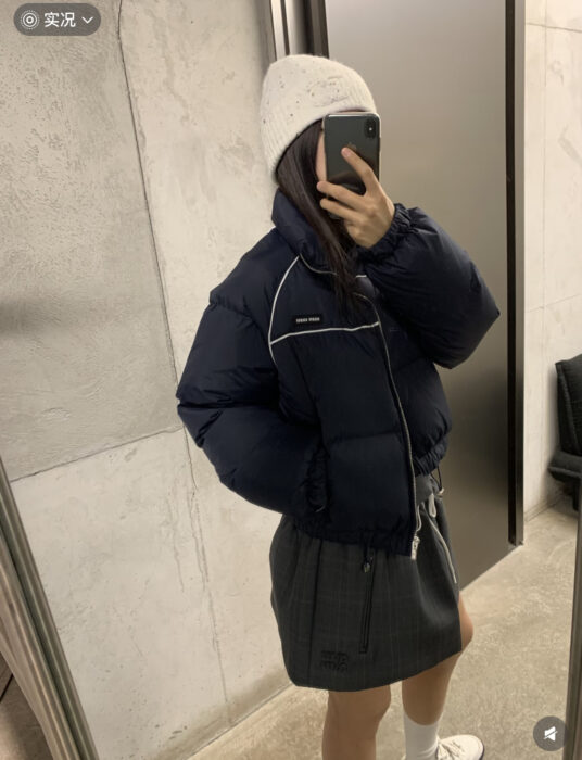 미우미우 모노그램 숏 패딩 네이비 레플리카 미러급 SA급 S급 고퀄리티 하이엔드 최상급 의류 [남성여성공용] 2
