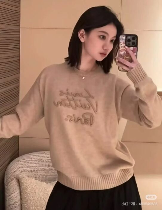 루이비통 커시브 시그니처 풀오버 레플리카 미러급 SA급 S급 고퀄리티 하이엔드 최상급 의류 [여성] 2