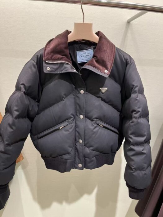 프라다 크롭 컴팩트 포플린 다운 자켓 레플리카 미러급 SA급 S급 고퀄리티 하이엔드 최상급 의류 [여성] 24