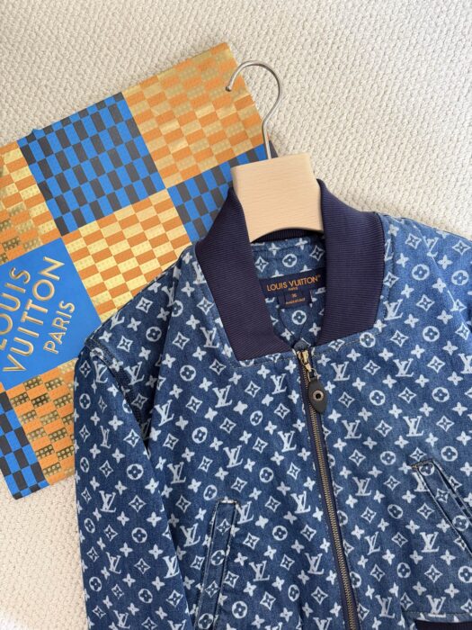 루이비통 크롭드 모노그램 데님 보머 자켓 레플리카 미러급 SA급 S급 고퀄리티 하이엔드 최상급 의류 [여성] 11