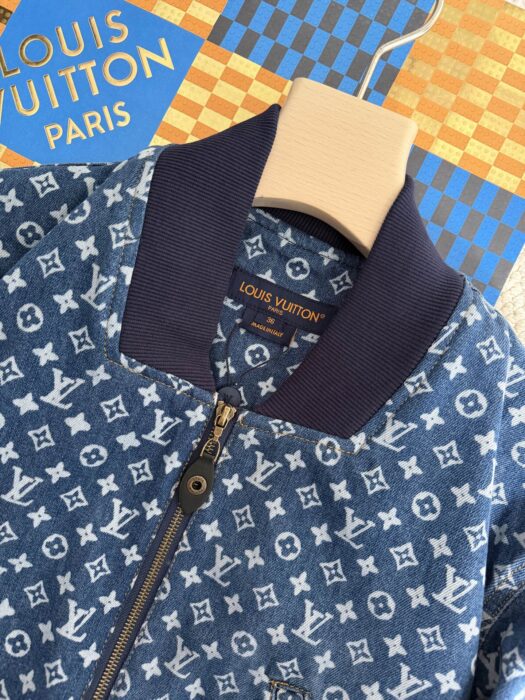 루이비통 크롭드 모노그램 데님 보머 자켓 레플리카 미러급 SA급 S급 고퀄리티 하이엔드 최상급 의류 [여성] 12