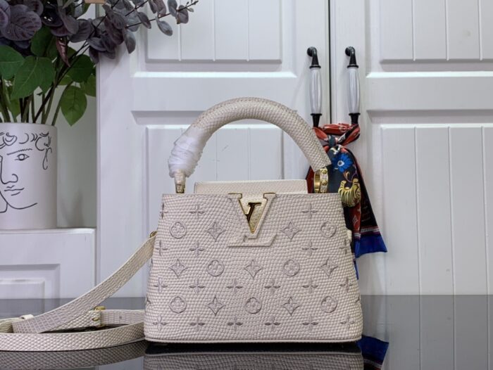 루이비통 카퓌신 미니 로고 자수 M48865 화이트 레플리카 미러급 SA급 S급 고퀄리티 최상급 하이엔드 가방 [여성]