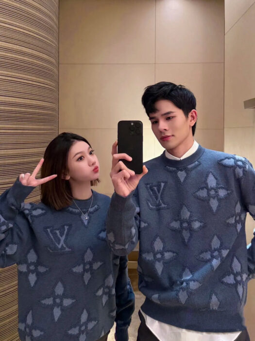 루이비통 아플리케 프라워 니트 블루 레플리카 미러급 SA급 S급 고퀄리티 하이엔드 최상급 의류 [남성여성공용]