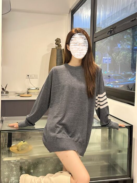 톰브라운 다크 그레이 파인 메리노 울 4-바 크루넥 풀오버 레플리카 미러급 SA급 S급 고퀄리티 하이엔드 최상급 의류 [남성여성공용] 2