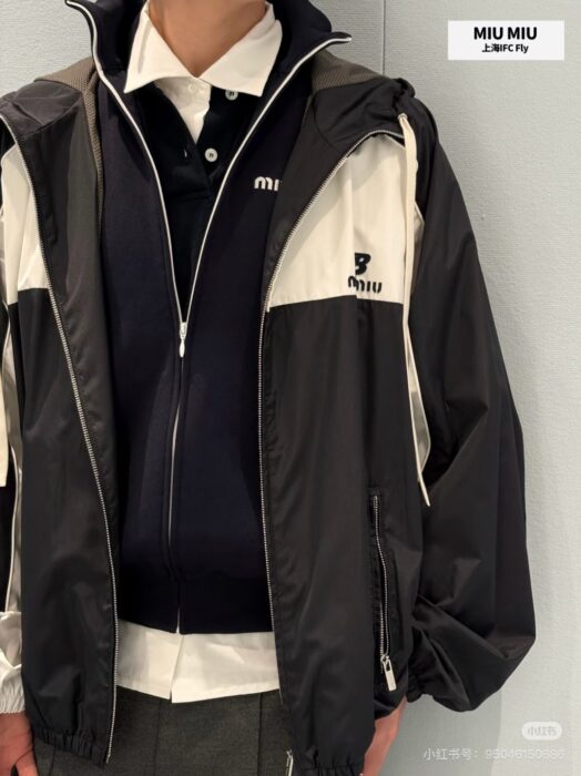 미우미우 x 뉴발란스 테크니컬 포플린 후디 자켓 레플리카 미러급 SA급 S급 고퀄리티 하이엔드 최상급 의류 [여성] 21
