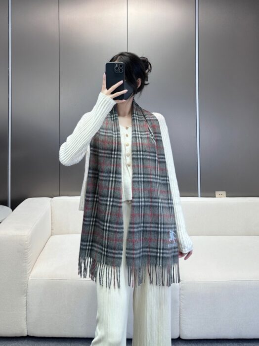 버버리 승마 자수 캐시미어 체크 스카프 다크 그레이 레플리카 미러급 SA급 S급 고퀄리티 최상급 하이엔드 머플러 목도리 [남성여성공용] 2