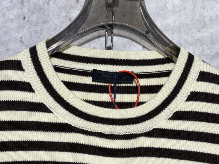 프라다 모노그램 스트라이프 니트 블랙 베이지 레플리카 미러급 SA급 S급 고퀄리티 하이엔드 최상급 의류 [남성여성공용] 9