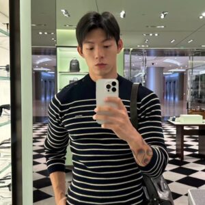 프라다 어깨 단추 스트라이프 니트 레플리카 미러급 SA급 S급 고퀄리티 하이엔드 최상급 의류 [남성여성공용]