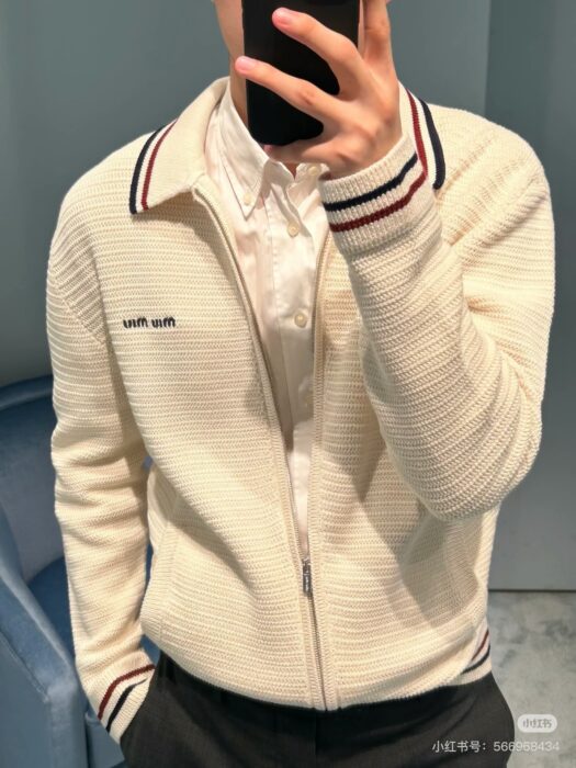 미우미우 어깨 지퍼 카라 가디건 베이지 레플리카 미러급 SA급 S급 고퀄리티 하이엔드 최상급 의류 [남성여성공용]
