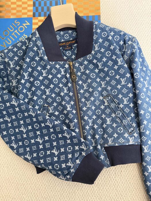 루이비통 크롭드 모노그램 데님 보머 자켓 레플리카 미러급 SA급 S급 고퀄리티 하이엔드 최상급 의류 [여성] 13