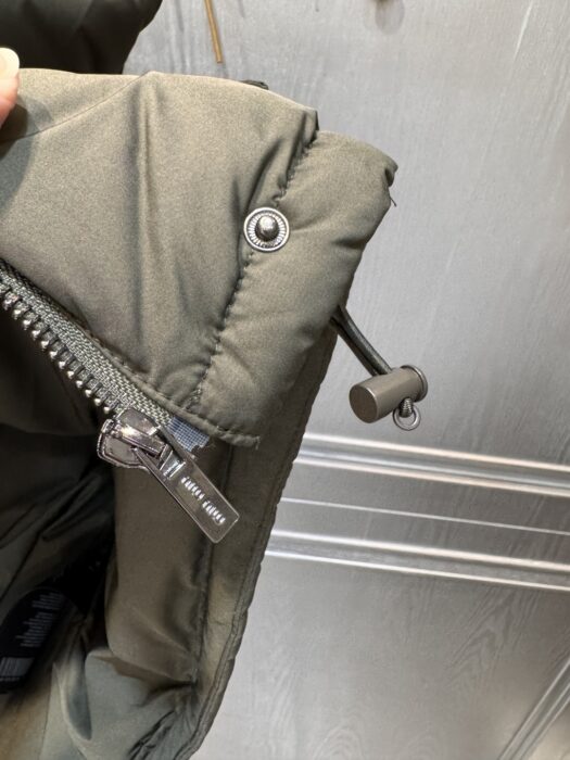 미우미우 테크니컬 퐁제 다운 베스트 레플리카 미러급 SA급 S급 고퀄리티 하이엔드 최상급 의류 [여성] 4