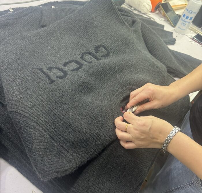 구찌 모노그램 자카드 단색 캐시미어 니트 그레이 레플리카 미러급 SA급 S급 고퀄리티 하이엔드 최상급 의류 [남성여성공용] 5