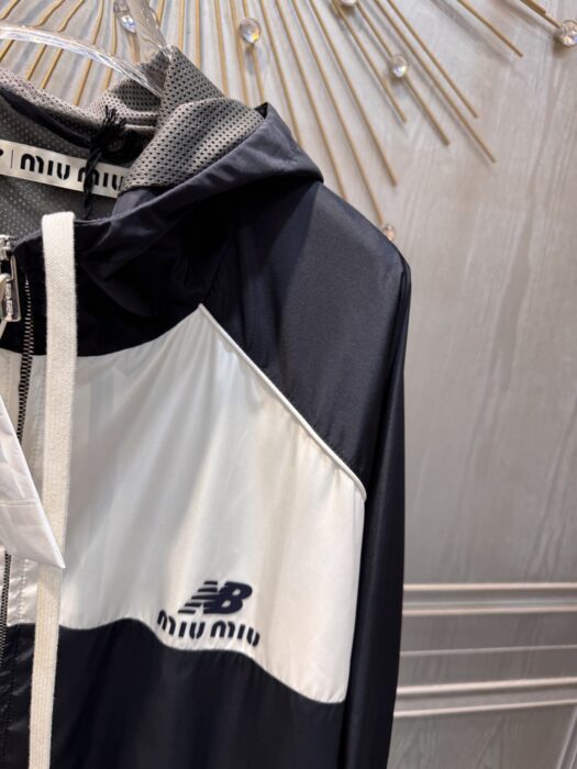 미우미우 x 뉴발란스 테크니컬 포플린 후디 자켓 레플리카 미러급 SA급 S급 고퀄리티 하이엔드 최상급 의류 [여성] 5