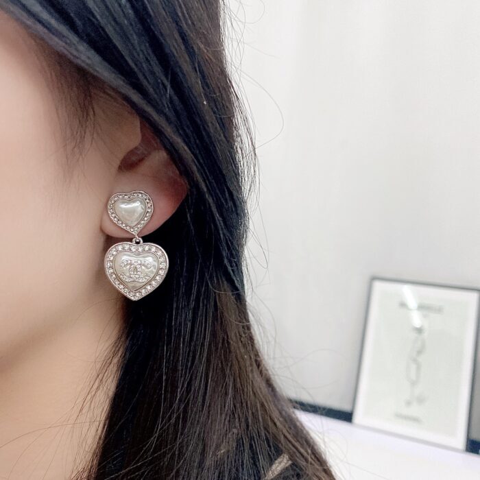 샤넬 큐빅 더블 하트 CC로고 진주 귀걸이 실버 레플리카 미러급 SA급 S급 고퀄리티 최상급 하이엔드 [여성]