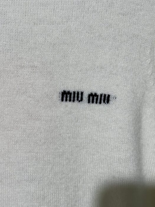 미우미우 모노그램 자카드 단색 단추 가디건 화이트 레플리카 미러급 SA급 S급 고퀄리티 하이엔드 최상급 의류 [여성] 17