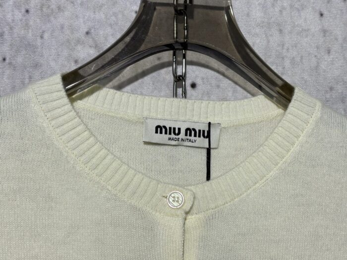 미우미우 모노그램 자카드 단색 단추 가디건 화이트 레플리카 미러급 SA급 S급 고퀄리티 하이엔드 최상급 의류 [여성] 15