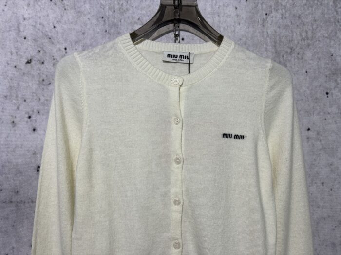 미우미우 모노그램 자카드 단색 단추 가디건 화이트 레플리카 미러급 SA급 S급 고퀄리티 하이엔드 최상급 의류 [여성] 11