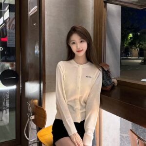 미우미우 모노그램 자카드 단색 단추 가디건 화이트 레플리카 미러급 SA급 S급 고퀄리티 하이엔드 최상급 의류 [여성]