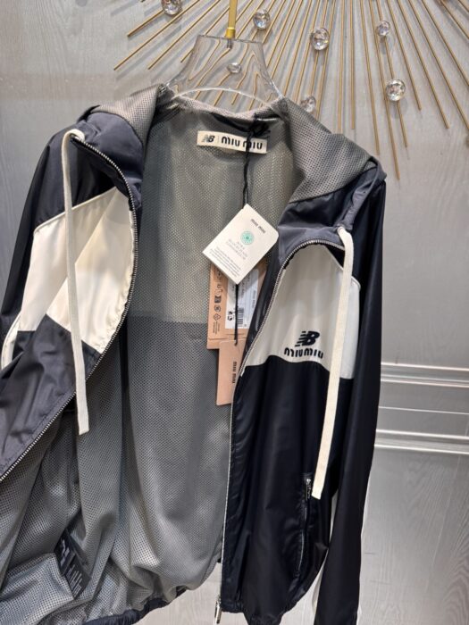 미우미우 x 뉴발란스 테크니컬 포플린 후디 자켓 레플리카 미러급 SA급 S급 고퀄리티 하이엔드 최상급 의류 [여성] 4