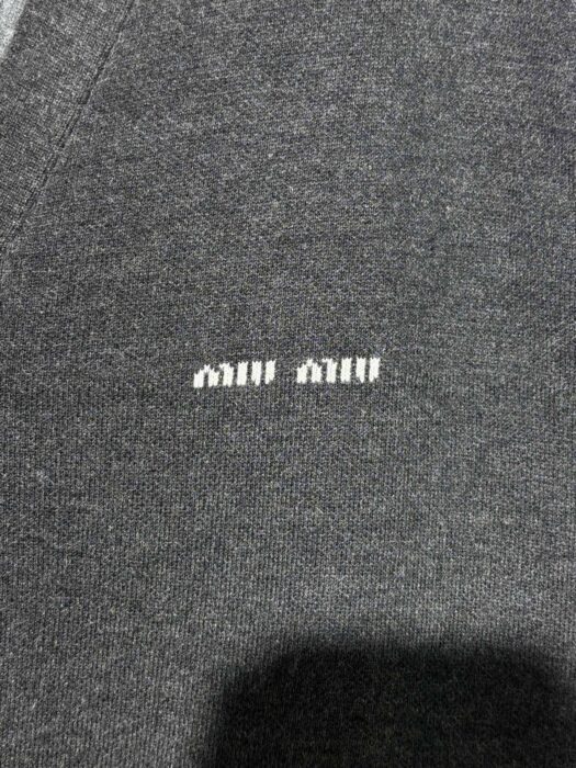 미우미우 모노그램 페이크 레이어링 가디건 다크 그레이 레플리카 미러급 SA급 S급 고퀄리티 하이엔드 최상급 의류 [남성여성공용] 11