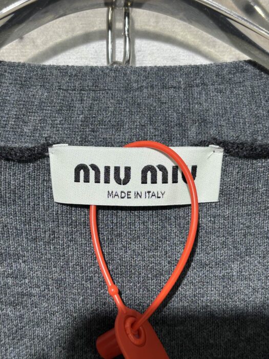 미우미우 모노그램 페이크 레이어링 가디건 다크 그레이 레플리카 미러급 SA급 S급 고퀄리티 하이엔드 최상급 의류 [남성여성공용] 12