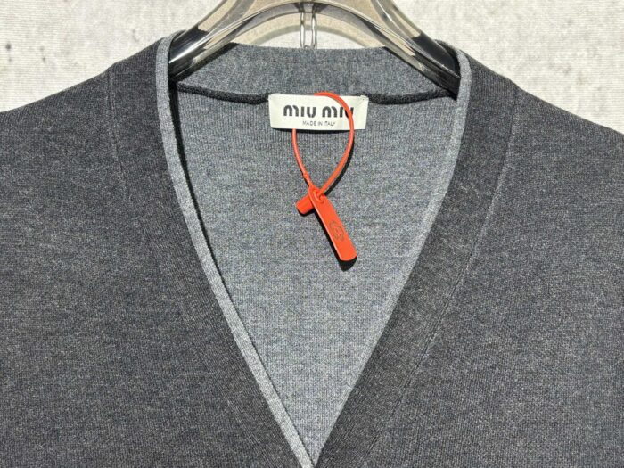 미우미우 모노그램 페이크 레이어링 가디건 다크 그레이 레플리카 미러급 SA급 S급 고퀄리티 하이엔드 최상급 의류 [남성여성공용] 9