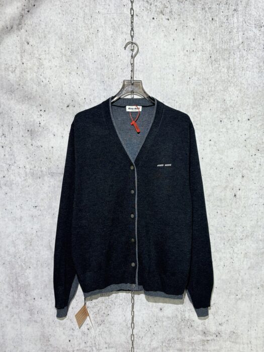 미우미우 모노그램 페이크 레이어링 가디건 다크 그레이 레플리카 미러급 SA급 S급 고퀄리티 하이엔드 최상급 의류 [남성여성공용] 3