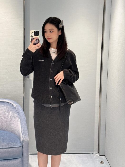 미우미우 모노그램 페이크 레이어링 가디건 다크 그레이 레플리카 미러급 SA급 S급 고퀄리티 하이엔드 최상급 의류 [남성여성공용] 2