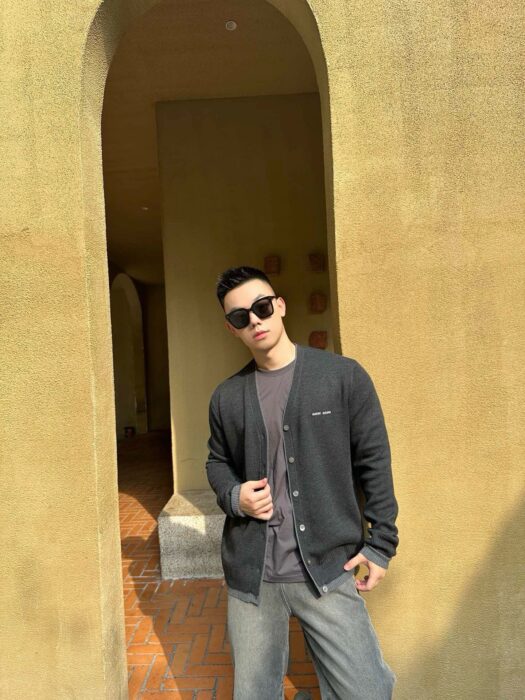 미우미우 모노그램 페이크 레이어링 가디건 다크 그레이 레플리카 미러급 SA급 S급 고퀄리티 하이엔드 최상급 의류 [남성여성공용]